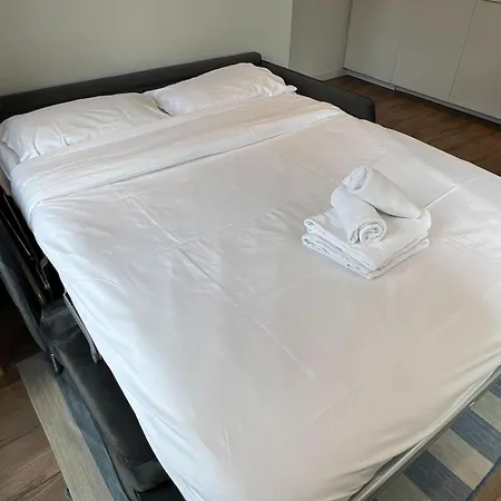 1Br Near Republique Párizs